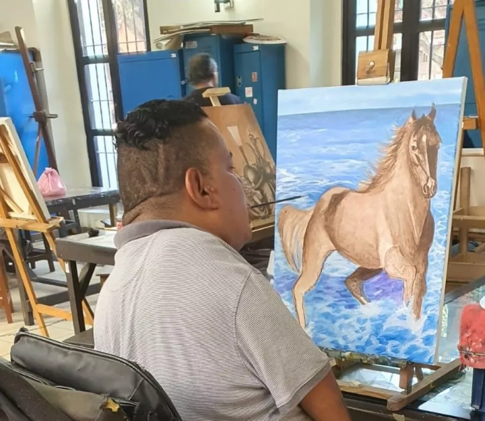 Gabriel Cortés pinta con su boca y pincel, sus obras llegan a Europa y Asia. Foto: Instituto Municipal de Cultura, Turismo y Arte de Mazatlán.