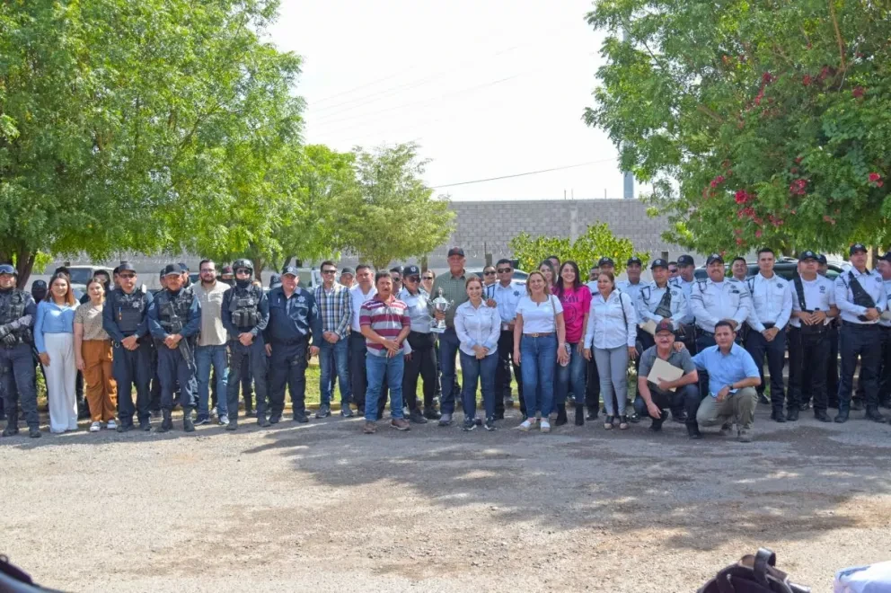 Policías y el resto del personal de Seguridad Pública y Tránsito de El Fuerte, reciben uniformes y equipo táctico. Foto: Cortesía