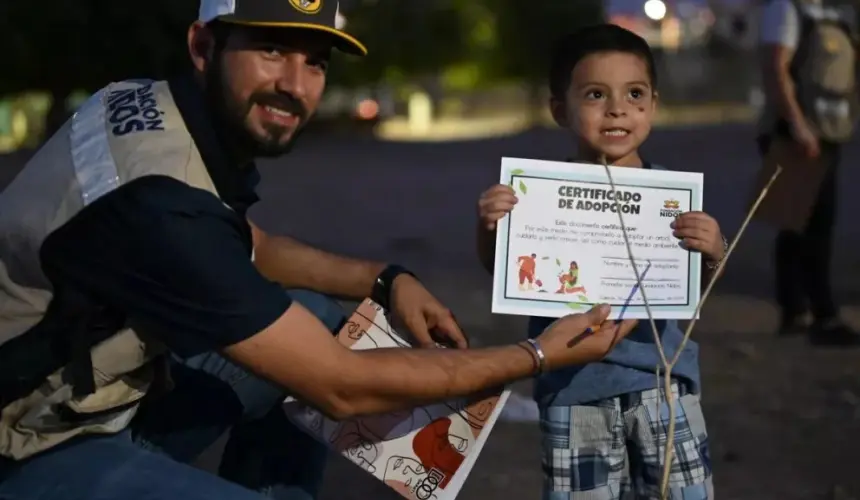 Cada uno de los niños y niñas, quienes plantaron un árbol recibieron un reconocimiento de parte de Fundación Nido. ¡Felicidades!