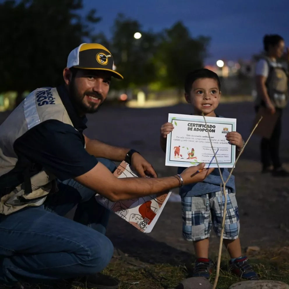 Cada uno de los niños y niñas, quienes plantaron un árbol recibieron un reconocimiento de parte de Fundación Nido. ¡Felicidades!