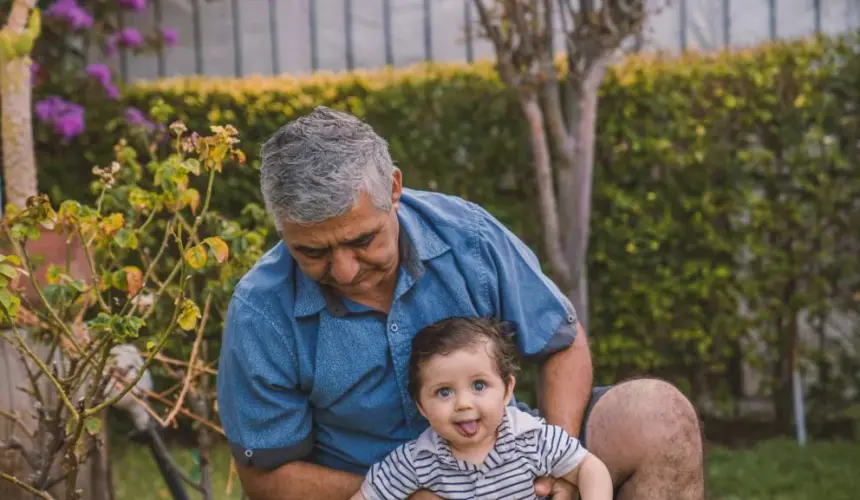 Mensajes para felicitar en el Día del Padre, a los abuelos que también asumen el rol de papá con sus nietos. Foto: Unplash