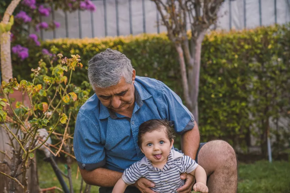 Mensajes para felicitar en el Día del Padre, a los abuelos que también asumen el rol de papá con sus nietos. Foto: Unplash