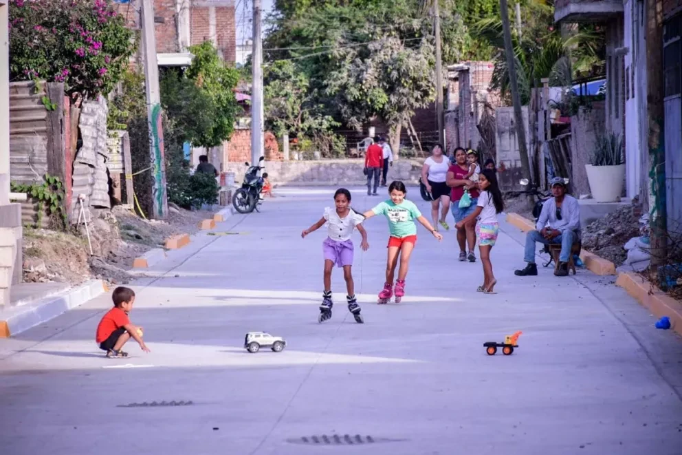Pavimentan calles en la colonia Estero, de Mazatlán. Foto: Cortesía