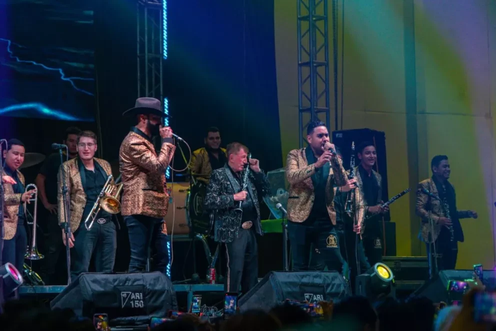 La Banda Estrellas de Sinaloa de Germán Lizárraga, estará hoy en Los Mochis, con motivo del Día del Padre. Foto: Cortesía
