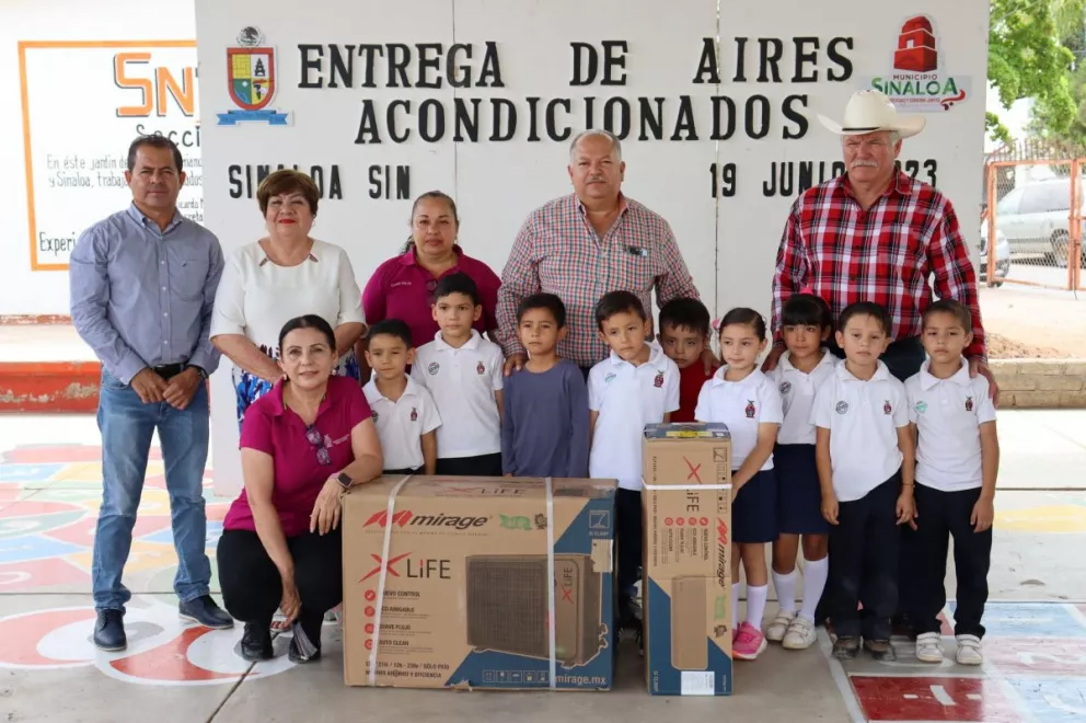 Entregan mini esplits en escuelas de Sinaloa municipio. Foto: Cortesía