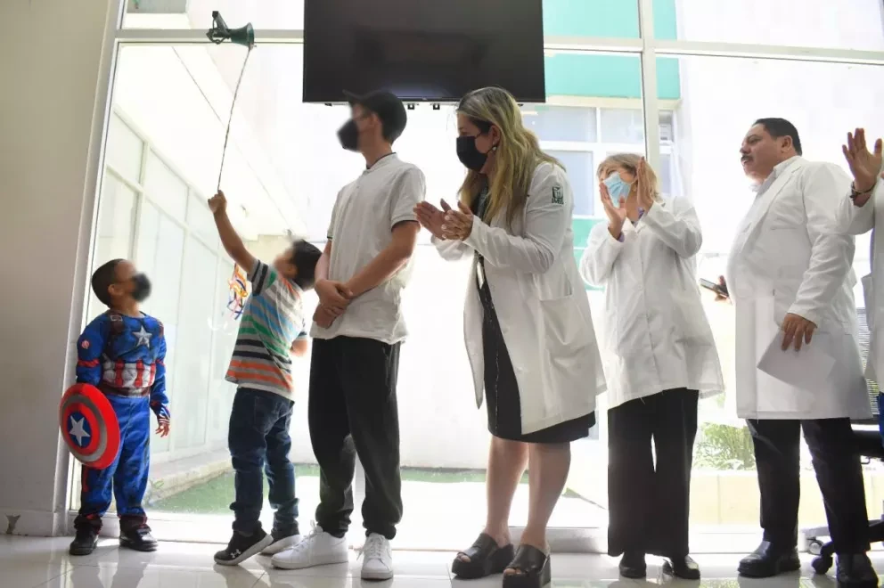 Pacientes pediátricos tocan “Campana de la Salud” en Hospital General Regional No. 1 del IMSS en Culiacán.
