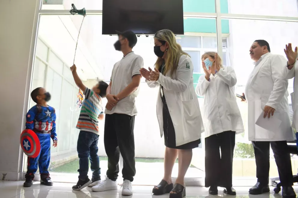 Pacientes pediátricos tocan “Campana de la Salud” en Hospital General Regional No. 1 del IMSS en Culiacán.