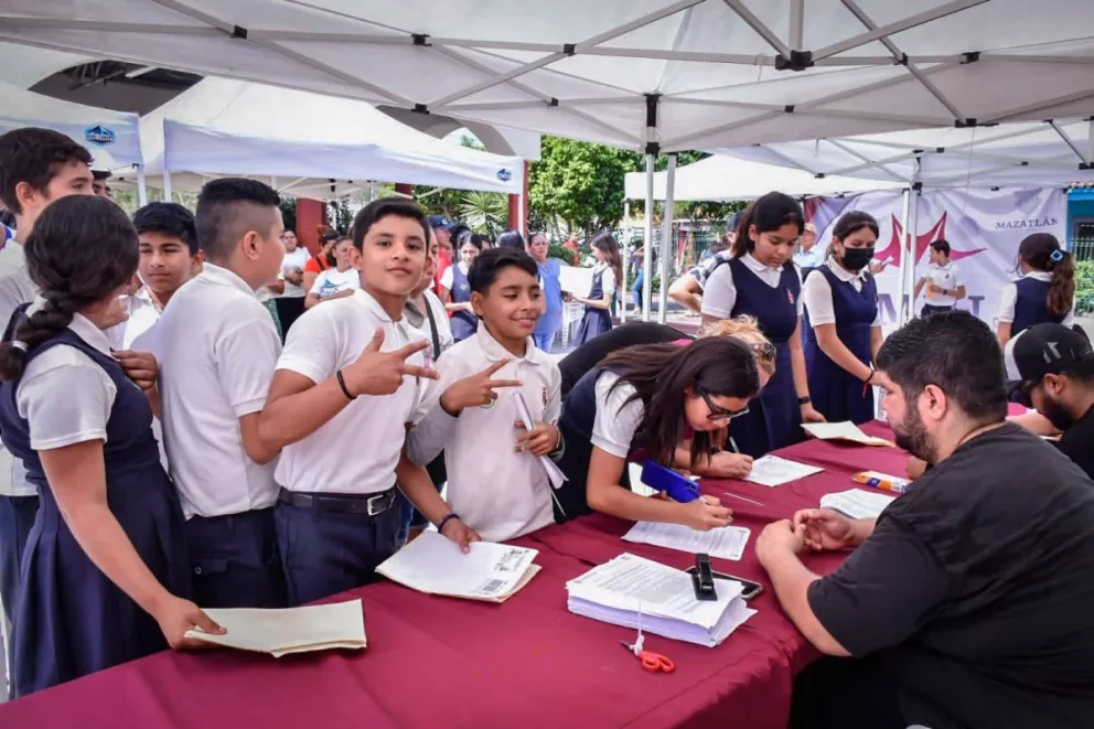 Inicia pago de becas PROASE, en la sindicatura de El Roble, en Mazatlán. Foto: Cortesía