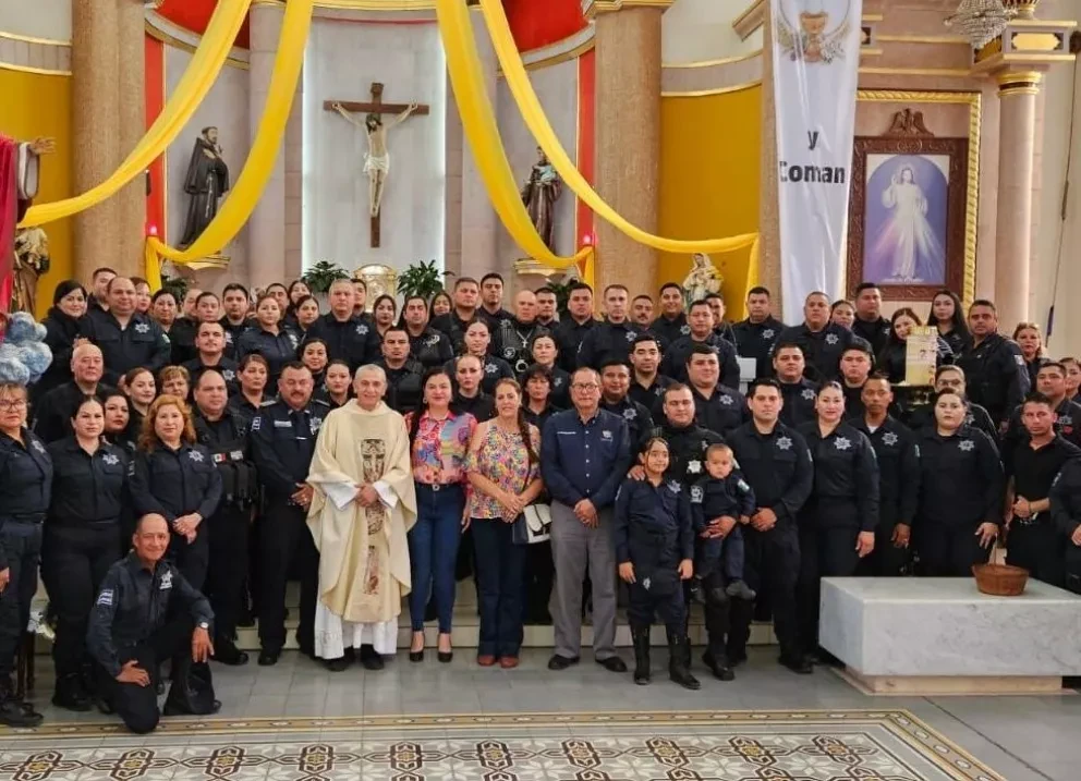 Navolato apapacha a sus policías en su día.