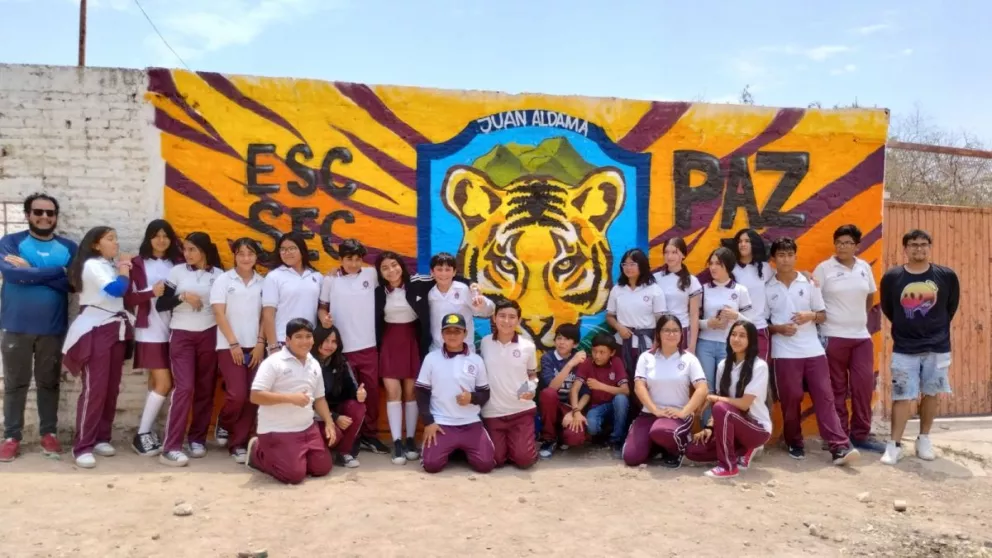 Estudiantes de la ETI #48 de El Tigre, Navolato, dejan huella con su mural por la Paz