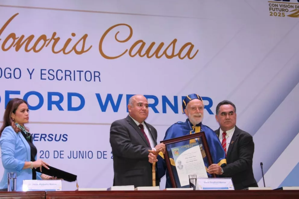 La Universidad Autónoma de Sinaloa (UAS), entregó la más alta distinción de doctorado Honoris Causa al destacado biólogo y escritor David Bradford Werner.