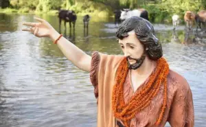 Día de San Juan. Por qué bañan al santo en el río