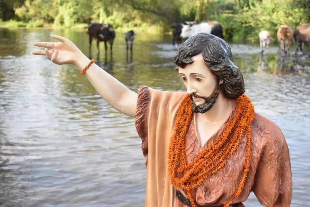 Día de San Juan. Por qué bañan al santo en el río.