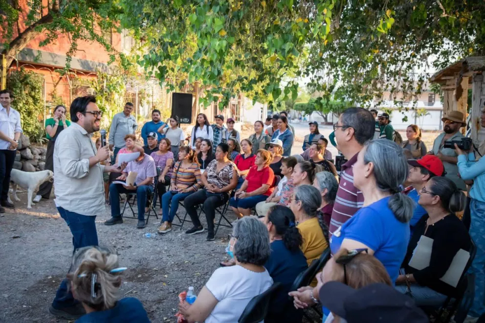 Alcalde de Culiacán, promete pavimentación de calles y construcción de puente. Foto: Cortesía