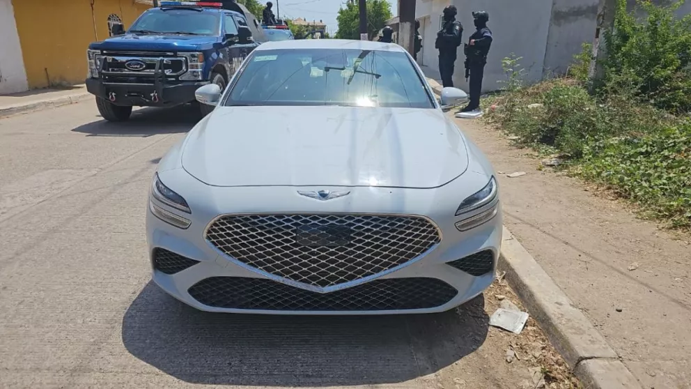 Policías de Sinaloa recuperan otro carro con reporte de robo en Estados Unidos.