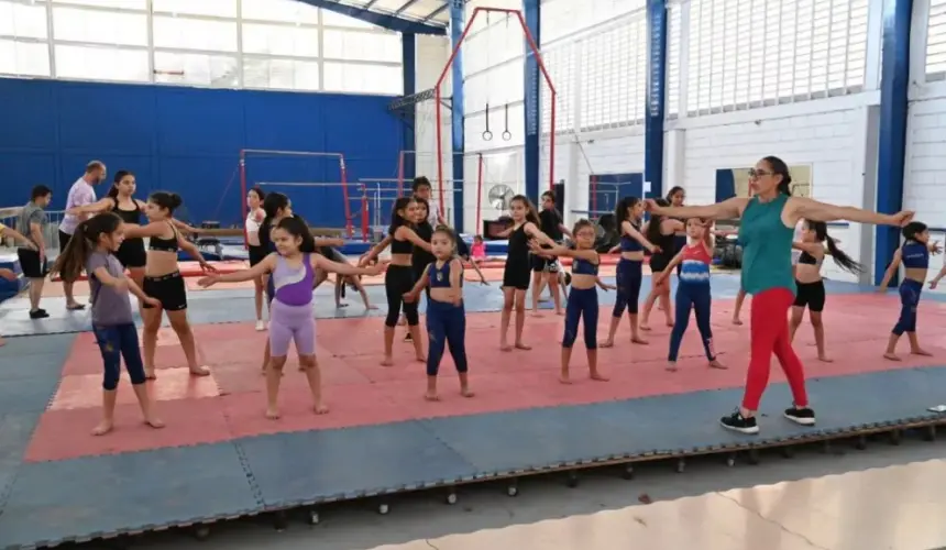 En Culiacán, la UAS invita a niñas y niños a inscribirse a la clínica de verano de gimnasia.