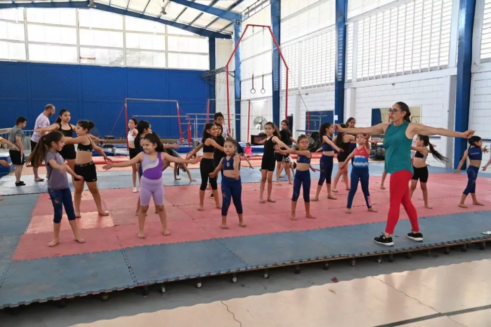 En Culiacán, la UAS invita a niñas y niños a inscribirse a la clínica de verano de gimnasia.