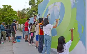 Niños artistas de El Fuerte pintan mural, como parte del Festival Magia y Cultura 