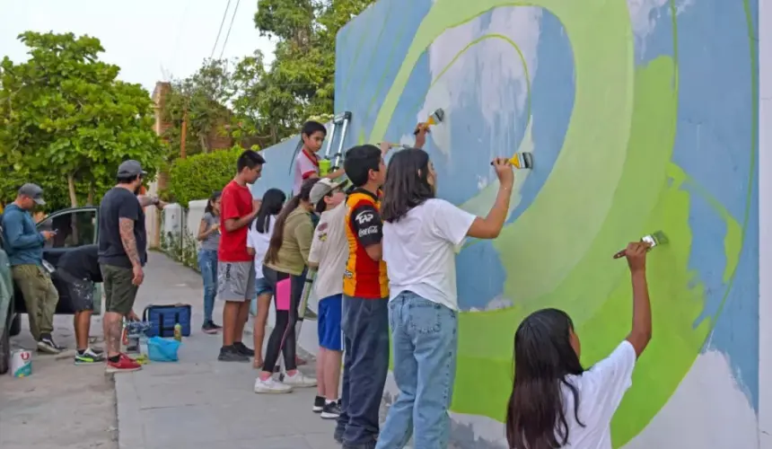 Niños talentosos de El Fuerte pintan mural en la cabecera municipal. Foto: Cortesía