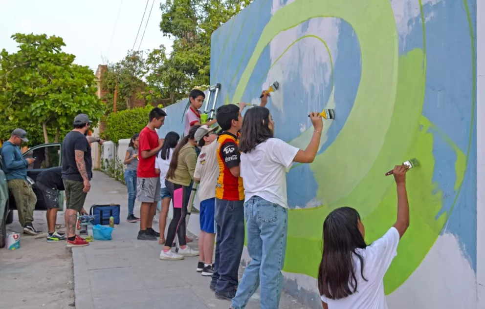 Niños talentosos de El Fuerte pintan mural en la cabecera municipal. Foto: Cortesía