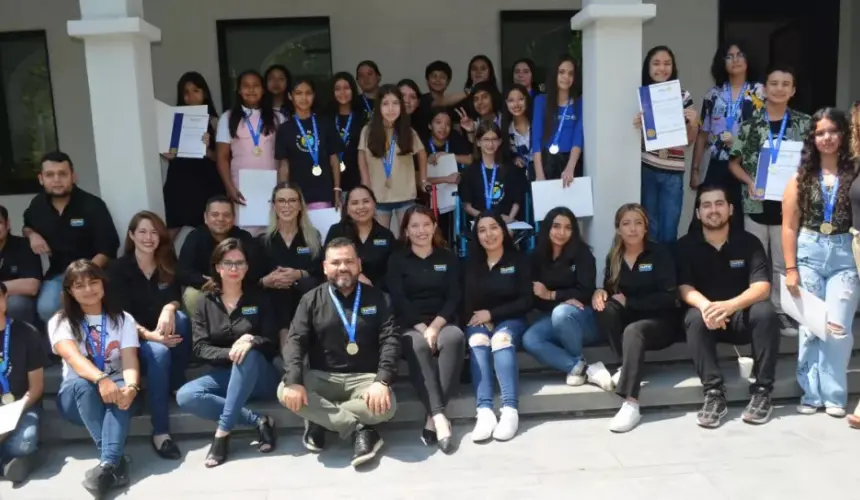 Alumnos de secundarias públicas de Culiacán recibieron la medalla “Ciudadano de bien” por parte de Suma Sociedad Unidad IAP y el Club Rotario Culiacán. Foto: Juan Madrigal