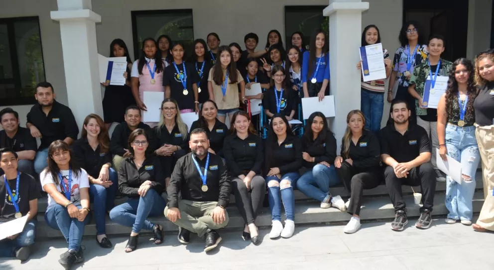 Alumnos de secundarias públicas de Culiacán recibieron la medalla “Ciudadano de bien” por parte de Suma Sociedad Unidad IAP y el Club Rotario Culiacán. Foto: Juan Madrigal