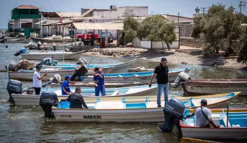 Pescadoras y pescadores de La Reforma, Angostura reciben motores marino 