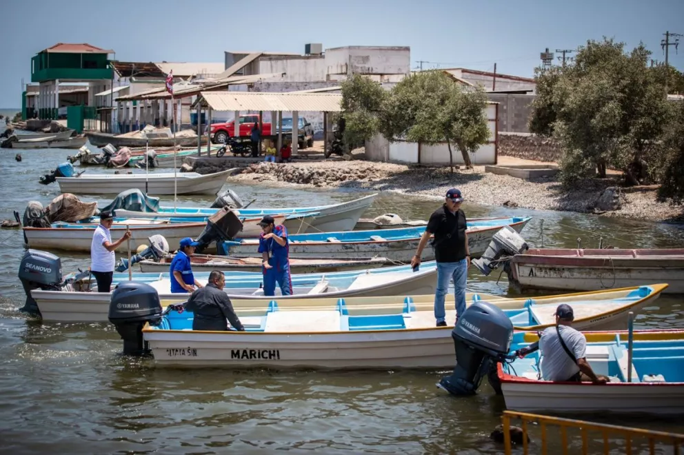 Pescadoras y pescadores de La Reforma, Angostura reciben motores marino 