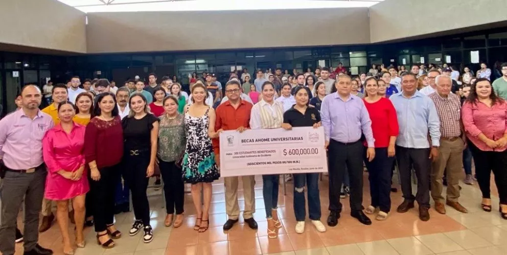 Ayuntamiento de Ahome, entregó una beca a 300 estudiantes de la Universidad Autónoma de Occidente (UAdeO). Foto: Cortesía