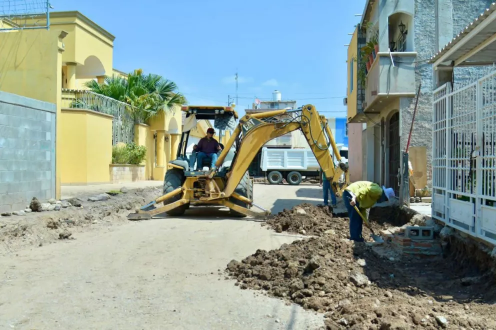 Inicia pavimentación de calle en Infonavit Magisterio, en Guamúchil. Foto: Cortesía