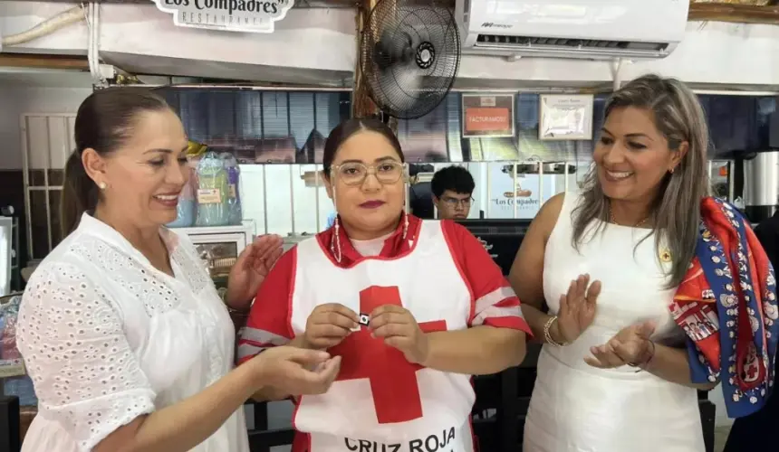 Entregan algunas distinciones a paramédicos de Cruz Roja en el municipio de Escuinapa. Foto: Cortesía