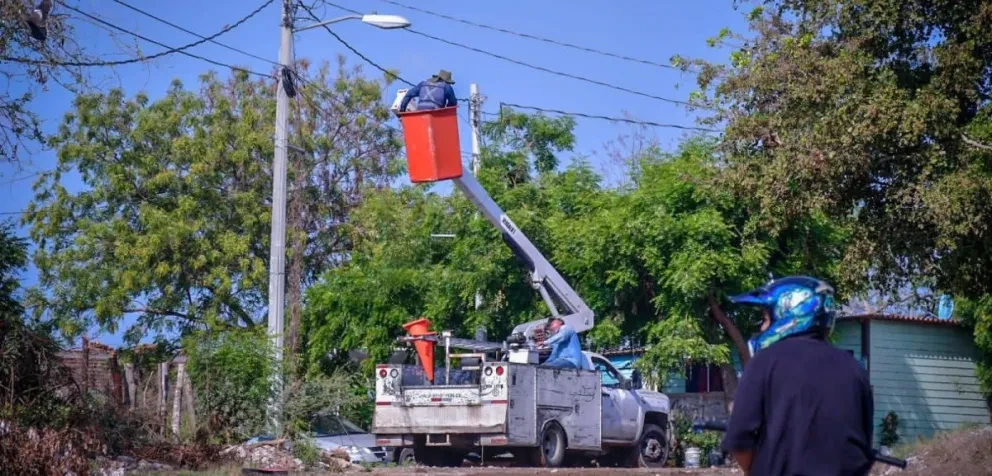 En la colonia Rincón de Mazatlán; rehabilitan calles y reparan alumbrado público. Foto: Cortesía