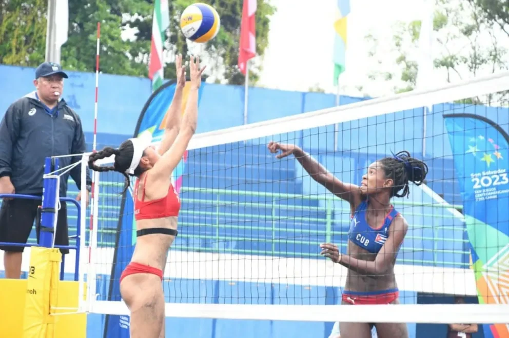Atenas Gutiérrez y Abril Flores logran bronce en San Salvador 2023