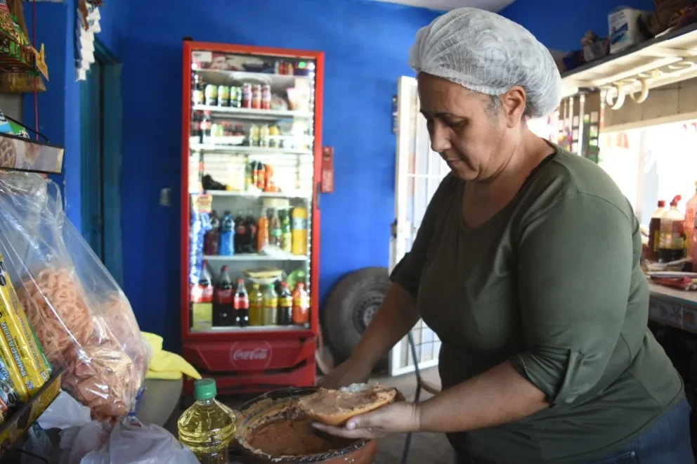 Marlén está muy agradecida con su esposo e hijos por el gran apoyo que recibió de parte de ellos para emprender su negocio en la colonia La Costerita.