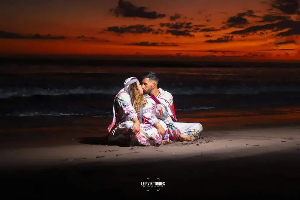 En Nayarit novios se realizan sesión de fotos con vestimenta Huichol y lucen adorables. Fotos: Leirvik Torres Photography