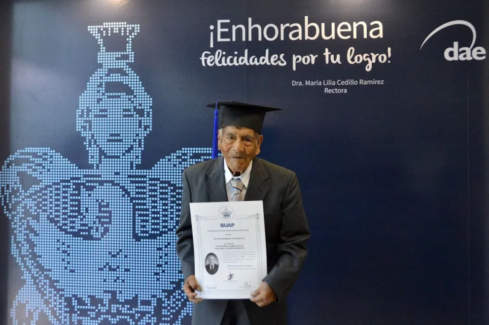 Puebla tiene un ingeniero en Procesos y Gestión Industrial; es Felipe Espinosa y sus 86 años logra graduarse en la BUAP