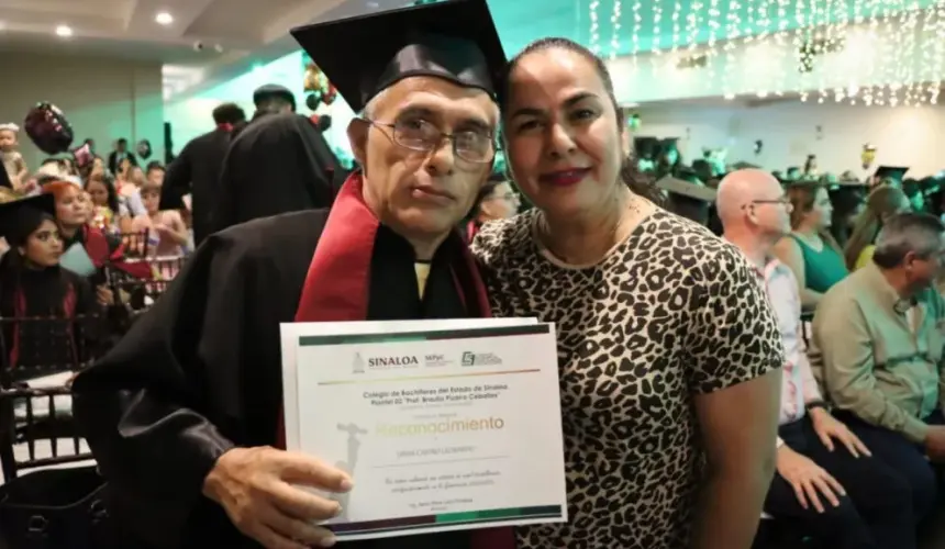 Don Leobardo, a sus 56 años se gradúa de la prepa en Los Mochis, Sinaloa