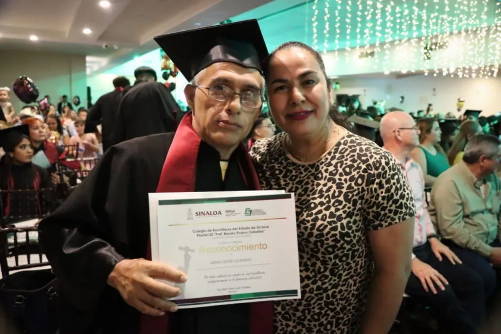 Don Leobardo, a sus 56 años se gradúa de la prepa en Los Mochis, Sinaloa