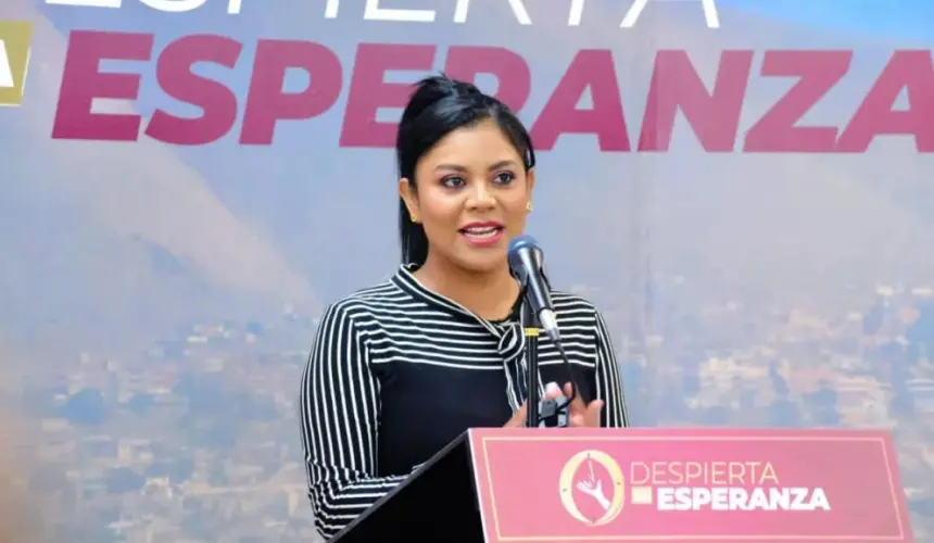 La alcaldesa de Tiijuana, Monserrat Caballero Ramírez, muestra la casa en la que vive en el Cuartel Militar. Foto: Cortesía