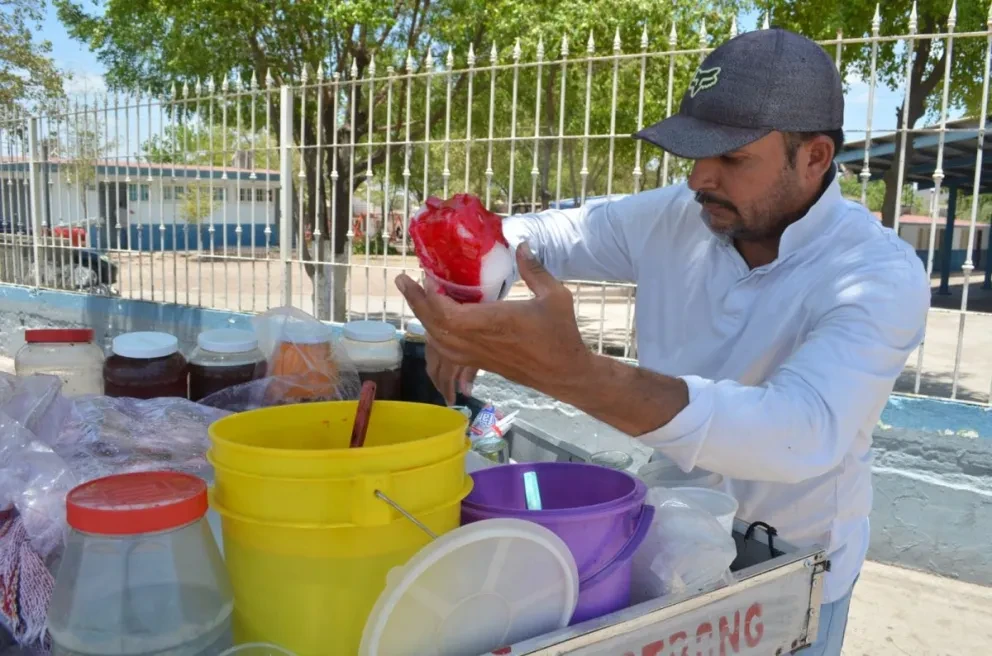 Más de 28 años de experiencia en la venta de raspados respaldan a Alejandro Bobadilla Magallanes. Fotos: Juan Madrigal.