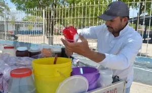 Ante el calorón de Culiacán Alejandro Bobadilla refresca la vida con raspados 