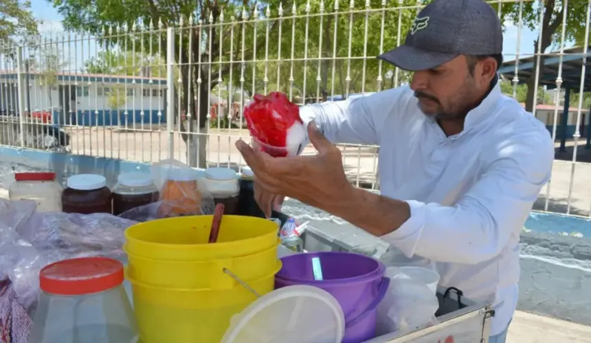 Más de 28 años de experiencia en la venta de raspados respaldan a Alejandro Bobadilla Magallanes. Fotos: Juan Madrigal.