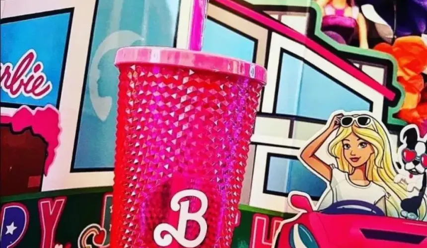 Vasos de la película de Barbie en Cinépolis. Foto: Café Retro 64