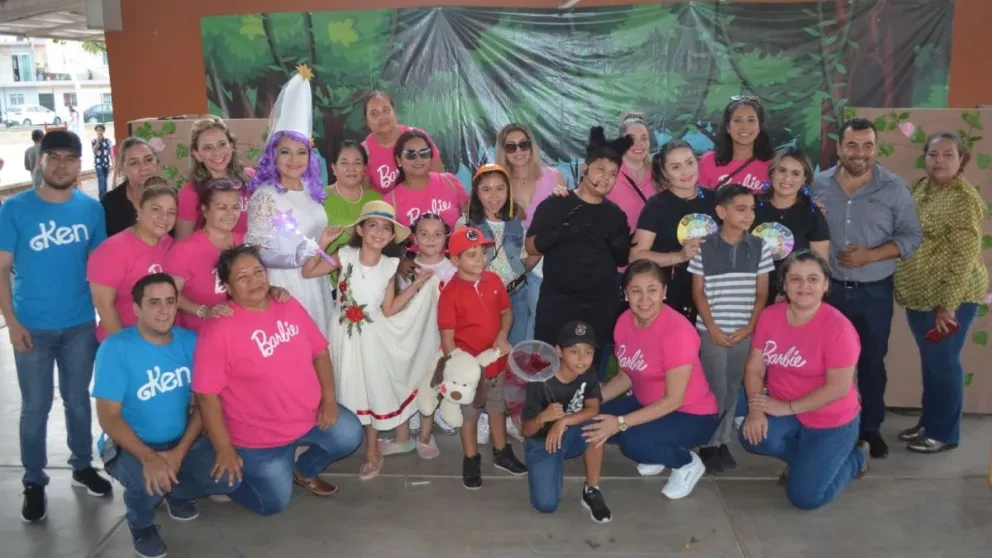 En la primaria Club de Leones en Culiacán, siete niños y niñas de una manera alegre y creativa narran maravillosos cuentos. ¡Felicidades! Fotos: Juan Madrigal