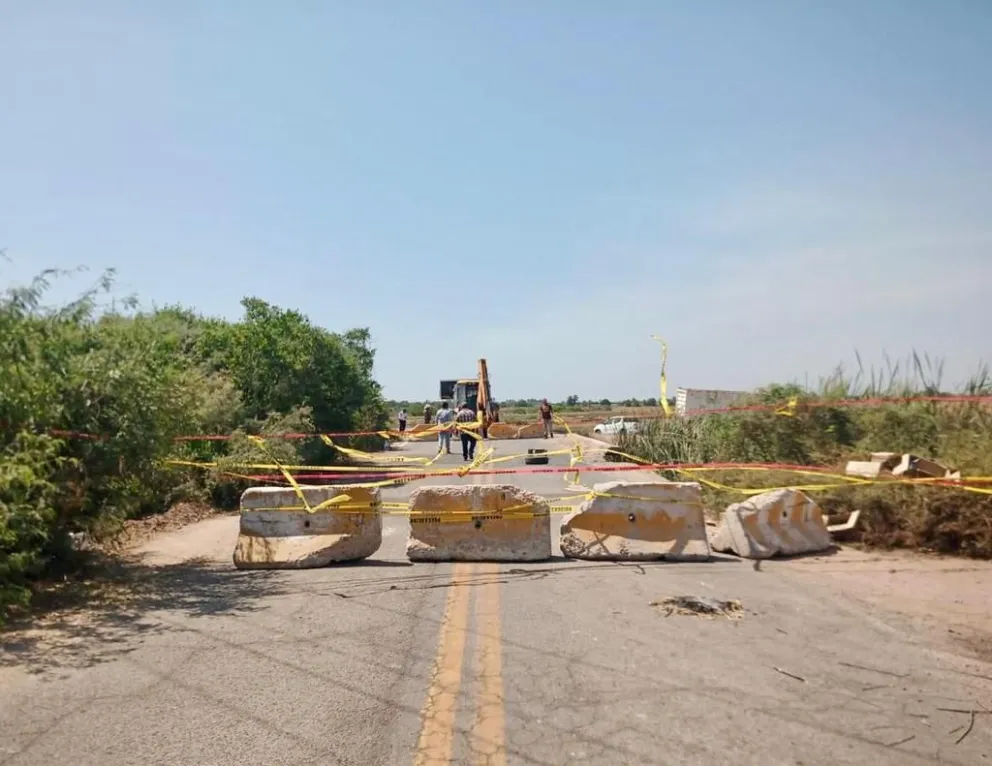 Ya iniciaron los trabajos de reparación del puente dañado en el poblado de El Colorado, en Ahome. Foto: Cortesía