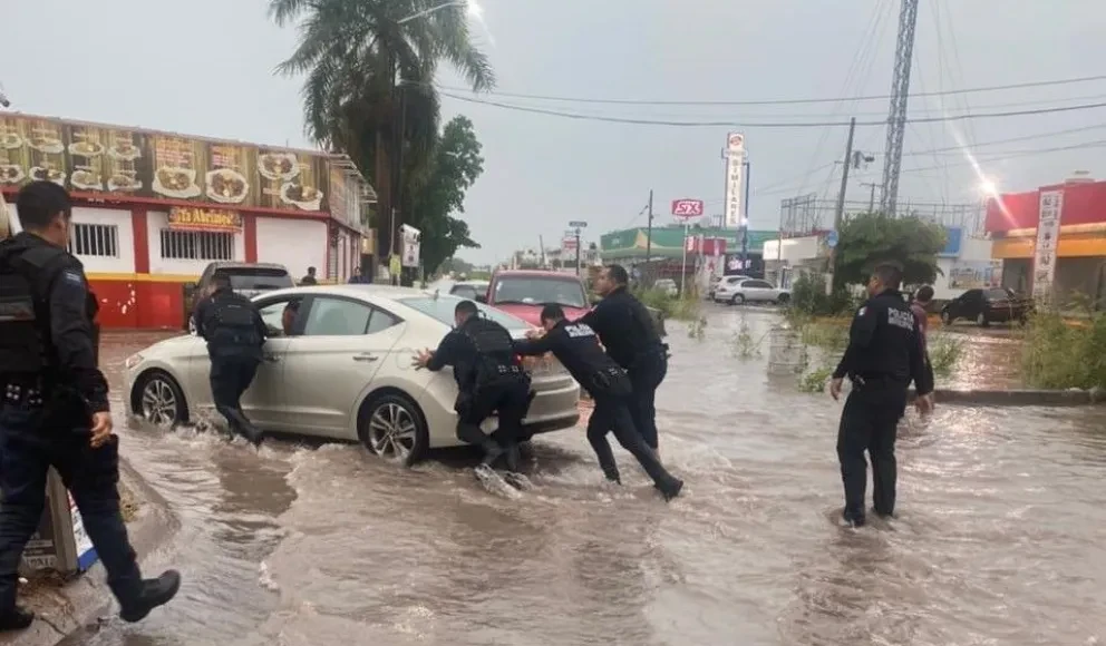 Agentes de la Policía Municipal brindan ayuda a un automovilista.