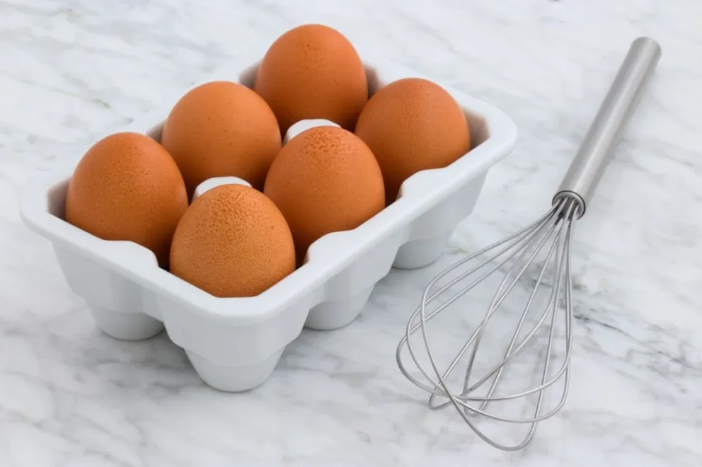 Cómo se recomienda guardar los huevos en el refrigerador para evitar la bacteria de la salmonella. Foto: Pexels