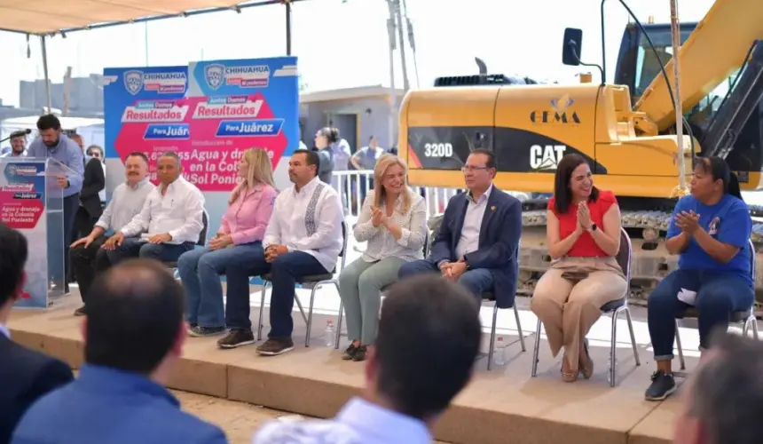 Iniciaron los trabajos para establecer la línea de agua potable y la red de drenaje en la colonia Sol del Poniente. Foto: Cortesía