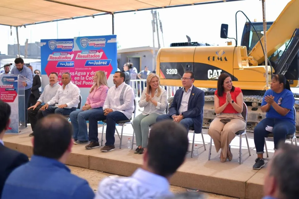 Iniciaron los trabajos para establecer la línea de agua potable y la red de drenaje en la colonia Sol del Poniente. Foto: Cortesía