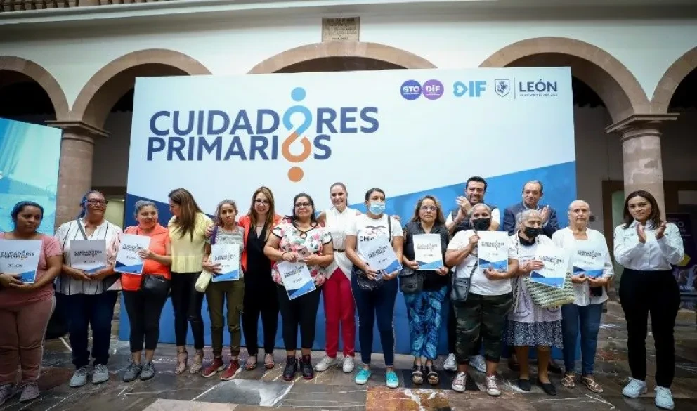 Entregan 123 tarjetas de apoyo a personas que cuidan familiares enfermos en León